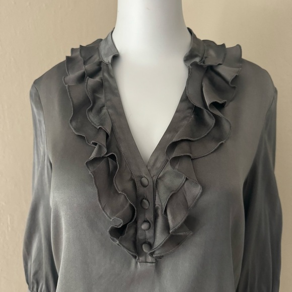 THOMAS PINK Silk Ruffle Neck Blouse Gray V- Neck 3/4 Sleeve Size 6 - Picture 8 of 16